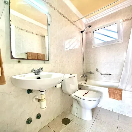 Apartamento A Pocos Metros De La Playa, Con Piscina Y Wifi Gratuito En Zonas Comunes *